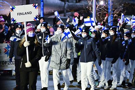 Sunnuntaina Euroopan nuorten olympiafestivaalien avajaisissa Sotkamossa marssinut Suomen joukkue on parhaillaan kisojen mitalitaulukon kärjessä.