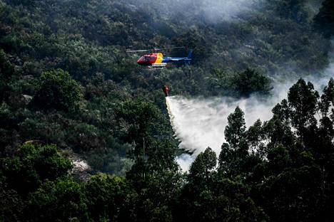Helikopteri oli otettu avuksi maastopalon sammutustöissä  Pohjois-Portugalin Amarantessa lauantaina 16. heinäkuuta.