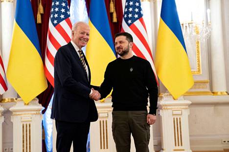 Biden kertoi Kiovassa uudesta tärkeästä sotilaallisesta tukipaketista Ukrainalle. 