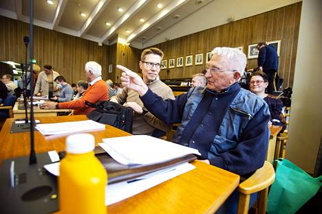 Kokoomuksen valtuutettu Marko Erola (vas.) ja silloinen sitoutumattomien valtuutettu Reijo Heinonen keskustelivat marraskuussa valtuustosalissa ennen valtuuston kokouksen alkua.