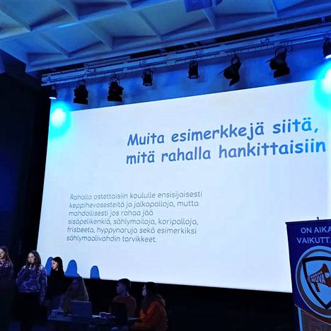 Tilaisuuden avasi sivistysjohtaja Mika Seppänen, minkä jälkeen jokainen koulu esitteli hankkeensa.