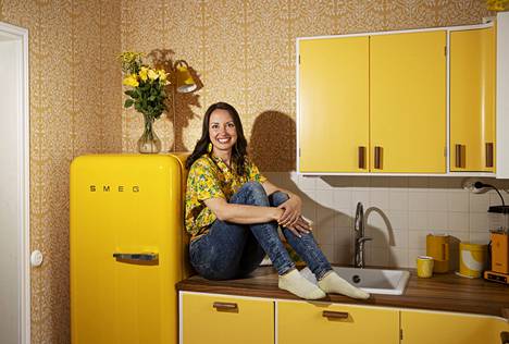 Elisa Luomaranta on iloinen, että malttoi odottaa muutaman vuoden ennen kuin aloitti talossaan keittiöremontin. Vielä viisi vuotta sitten hän ei olisi uskaltanut valita huoneeseen näin keltaista värimaailmaa.