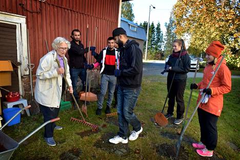 Kaarina Kurru opasti Harjavallan vastaanottokeskuksen asukkaita haravoinnin saloihin syksyllä 2015. Satakunnan ely-keskus on sijoittanut kuntiin vuosina 2016–2021 yhteensä 503 henkilöä.