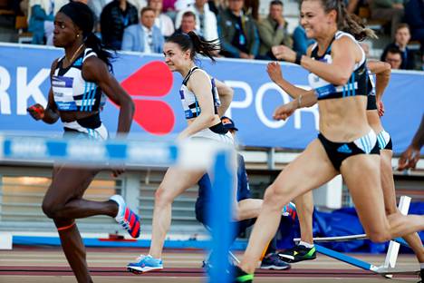 Reetta Hurske (keskellä) juoksi maanantaina Ranskassa 100 metrin aidat aikaan 13,13. Kuva Paavo Nurmen kisoista kesäkuulta.
