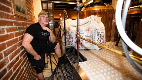 Panimomestari Sam Viitaniemi kertoi Aamulehden suorassa lähetyksessä, miten erilaisia oluita valmistetaan.
