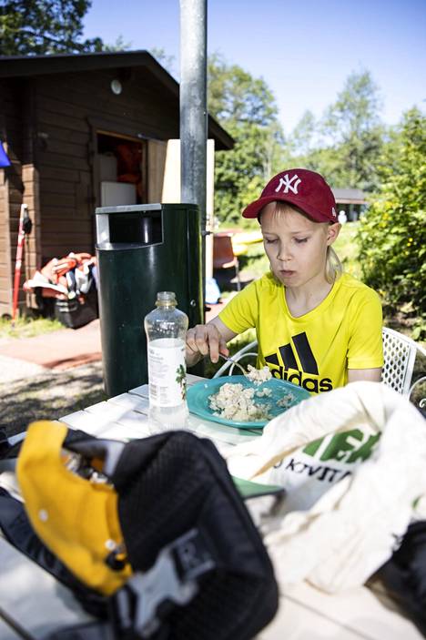 Kaverinsa kanssa lounasta nauttinut Osmo Tuominen, 11, kertoi, että ruoka maistuu aika samalle kuin koulussa. Hän käy aamupäivisin urheilukerhossa. Sen jälkeen ehtii hyvin hakea kotoa astian ja suunnata kohti puistolounasta. ”Ihan varmasti tulen uudelleen”, hän totesi.