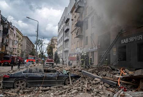 Pelastajat työskentelivät venäläisten hyökkäyksen kohteeksi joutuneen asuinrakennuksen luona Harkovassa, Ukrainassa 6. syyskuuta.