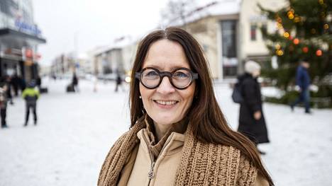 Keskustalainen aluevaltuutettu Petra Schulze Steinen kuvattiin Valkeakosken Kauppatorilla marraskuussa 2022.
