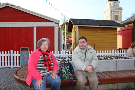 Marja-Leena Koskinen ja Hannu Laine eivät halua nähdä viinejä ruokakaupoissa, sillä se lisäisi alkoholiongelmia.