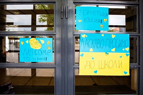 Kesäkuun alussa Tietolan koulun ovissa oli tervetulotoivotukset ukrainalaisille oppilaille.