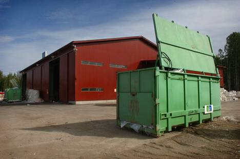 Kierrätysmateriaalin käsittelylaitosta Valkeakoskella piti ensin Lassila&Tikanoja Oyj vuodesta 1999 alkaen. Se sijoittui Tervasaaren tehtaan suljetun kaatopaikan viereen UPM-Kymmenen tontille. Kuva vuodelta 2006.