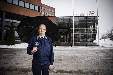 Insinöörikenraalimajuri Kari Renko johtaa Puolustusvoimien logistiikkalaitosta Tampereen Hatanpäällä. 