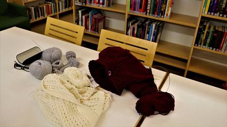 Vauvalle sukkia ja peittoja. Entä kiinnostaisiko villahousumallisto? Merikarvian kirjastossa saat käsityöseuraa ja uusia malleja toteutettavaksi maanantai-iltojen iloksi.