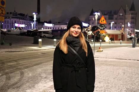 Tamperelainen Sara Savolainen tunsi olonsa turvalliseksi vilkkaassa ydinkeskustassa illan ollessa vielä kohtuullisen nuori. Nyt hän oli liikkeellä muualta tulleiden ystäviensä kanssa, mutta sanoi liikkuvansa usein yksin ja pohtineensa sitä ryöstöistä kuultuaan. Savolainen käytti sanaa valppaus kysyttäessä pohdinnan sisällöstä. 