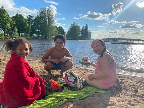 Vieläkö rantakelit jatkuvat? Kesän alussa Isaac ja Laia Diarouma sekä Linnea Järvensivu nauttivat uimisesta Pororannassa.