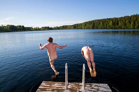 Täältä tullaan, kesä! Vesi, sauna ja reilu meininki sisältyvät suomalaiseen juhannukseen.
