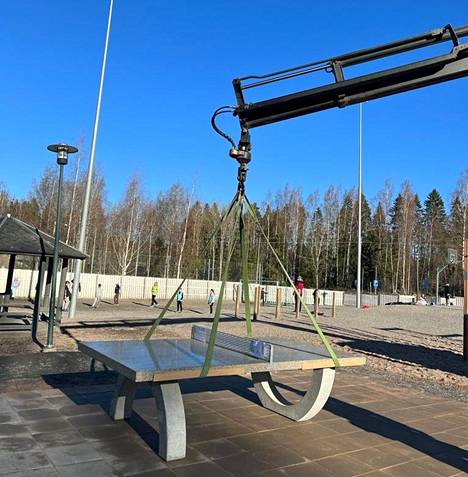 Betonisen pingispöydän kustansivat yhteisvoimin Koskenmäen koulun vanhempainyhdistys sekä Elenia.