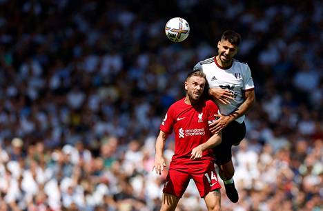 Fulhamin Aleksandar Mitrovic valkoisessa paidassaan teki kaksi maalia Liverpoolin verkkoon. Liverpoolin Jordan Henderson yrittää pitää hyökkääjää aloillaan.