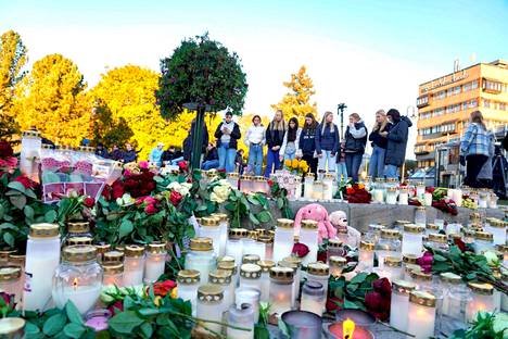 Ihmiset ovat tuoneet yökkäyksen uhrien muistoksi on kynttilöitä ja kukkia Kongsbergissä. Kuva perjantailta 15. lokakuuta.