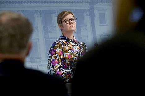 Sisäministeri Krista Mikkonen (vihr.) tiedotustilaisuudesssa Helsingissä 1. joulukuuta 2022. 
