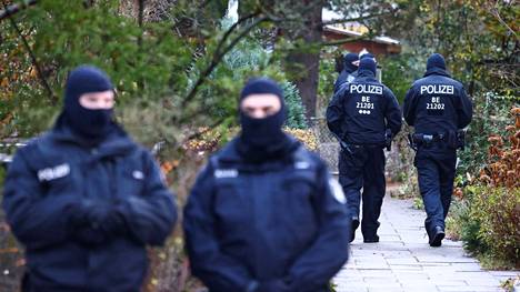 Poliisit turvasivat kokonaisuuteen liittyvää aluetta Saksan Berliinissä keskiviikkona 7. joulukuuta. Aamun aikana viranomaiset ratsasivat eri puolilla Saksaa 137 kiinteistöä.