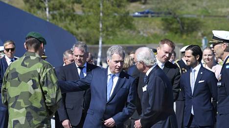 Presidentti Sauli Niinistö (keskellä), puolustusministeri Antti Kaikkonen (kolmas oikealla), Ruotsin puolustusvoimien komentaja Micael Bydén (oikealla), prinssi Carl Philip (toinen oikealla) ja kuningas Kaarle XVI Kustaa vierailivat keskiviikkona 18. toukokuuta Ruotsin merivoimien Bergan tukikohdassa lähellä Tukholmaa.