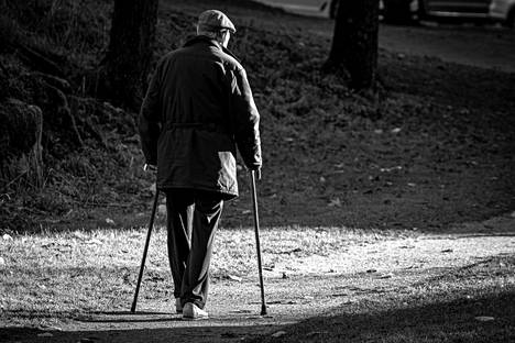 Kirjoittajan mukaan tehtyjen eläkeuudistuksien uhkana on, että ne toteutuvat monille käytännössä eläkeleikkauksina.