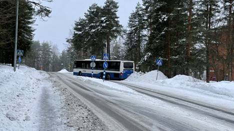 Bussi oli luisunut Tampereen Takojankadulla jalkakäytävälle torstaina aamulla.