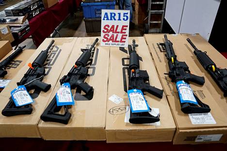 AR-15-tyyppisiä kiväärejä myynnissä Pennsylvaniassa vuonna 2017. 