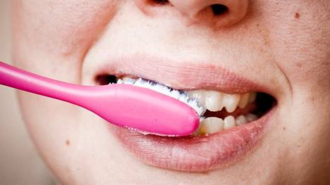 Suomalaiset ovat tutkimusten mukaan laiskoja hammasharjaajia, kertoo asiantuntija.