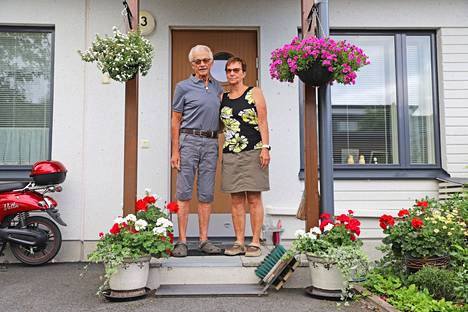 Eino ja Anita Matinniemi ovat asuneet Viholassa 14 vuotta. Eino ei pysty enää pyöräilemään polvensa vuoksi, mutta punainen sähkömopo kulkee aivan yhtä sileästi kuin poljettava pyörä.