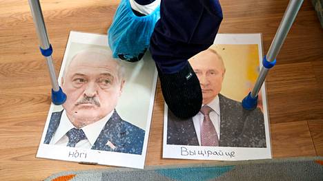 Uusi laki vaatii vielä myös Valko-Venäjän presidentti Aljaksandr Lukašenkan (vas.) tuen. Hänet tunnetaan Venäjän presidentti Vladimir Putinin (oik.) kannattajana. 