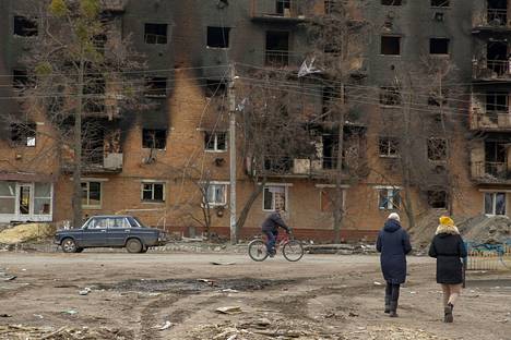 Sumyn alueella Ukrainassa 28. maaliskuuta otettu valokuva näyttää pahoin vaurioituneen asuinrakennuksen. 