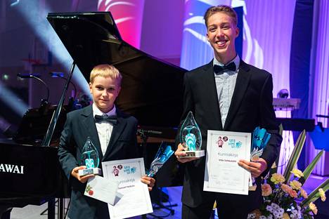 Harmonikkakilpailun pääpalkinnot saivat tänä vuonna porilaiset Ville Vehkalahti (oikealla) ja Samuel Heikola.