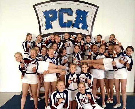 Porin Cheerleading Akatemian juniorijoukkue sai mitalit kaulaansa onnistuneen Spirit 5-6 suorituksen jälkeen toukokuussa 2021. Cheerleadingin kuvioita voi ihastella PCA:n joulunäytöksessä sunnuntaina.