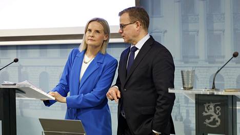 Kehysriihen säästöistä kertoivat tiistaina valtiovarainministeri Riikka Purra (vas.) ja pääministeri Petteri Orpo.