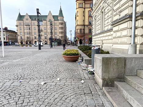 Tampere oli lisännyt vappuviikonlopuksi roska-astioiden määrää, mutta maanantaiaamuna roskia näkyi myös maassa esimerkiksi Keskustorilla.