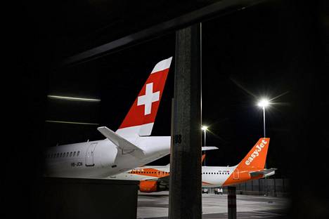 Sveitsin lentoliikenne on keskeytynyt. Kuva toukokuulta 2020 Geneven lentokentältä.