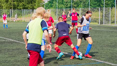 EPL football camp kokosi viitisenkymmentä lasta jalkapallon pariin. Huippuvalmentajat toivat tuulahduksen jalkapallomaailman huipulta.