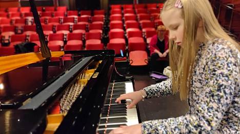 Sofia Kosola soittaa Helsingin Chopin-tapahtumassa Chopinin etydin ja kaksi ukrainalaista pianokappaletta.