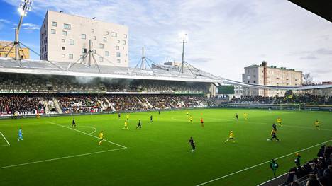 Upouudelle Tammelan stadionille pääsee ottelulipulla ilmaiseksi Nyssen kyydissä ratikalla tai bussilla. Lähin parkkitalo on nurmen alla.
