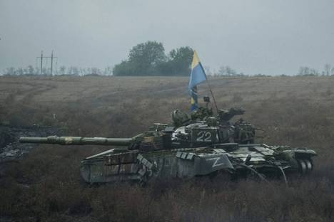 Ukrainalaissotilaat panivat venäläisten hylkäämään panssarivaunuun Ukrainan lipun lähellä Dolinaa Donetskissa lokakuussa.