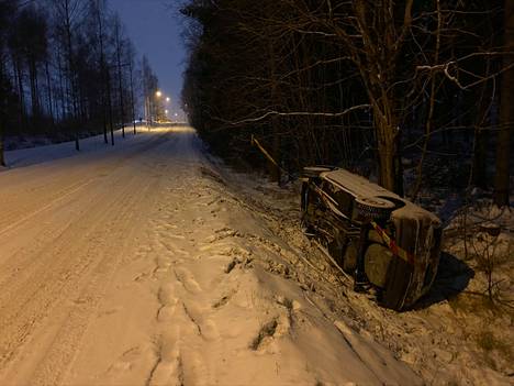 Henkilöauto suistui kyljelleen ojaan Ylöjärvellä Ilmarinjärventiellä torstain vastaisena yönä. Pelastuslaitos avusti autosta kaksi henkilöä, jotka eivät loukkaantuneet.