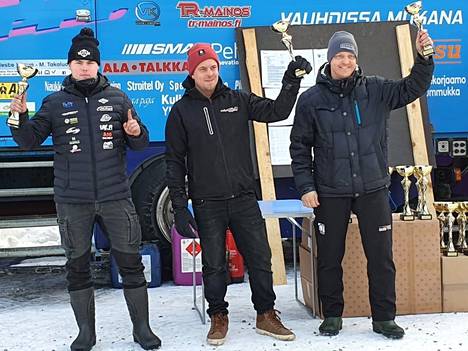 Kuvassa vasemmalla oleva Joni Levä nappasi voiton Kauhavalta. Taakse jäi muun muassa kisan kakkonen Markus Mäkitalo ja kuvassa oikealla tuuletteleva Mikko Hirvonen. 