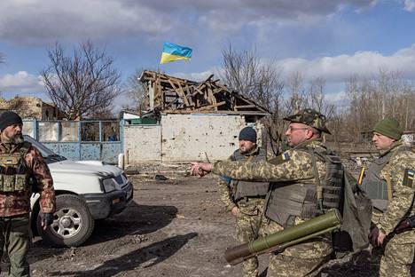 Ukrainalaissotilaita Kiovan lähellä sunnuntaina.