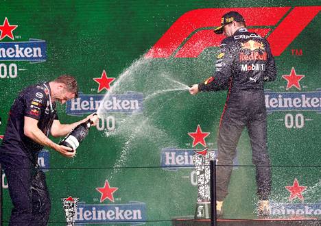 Ennakoiko tämä näky jo kauden päätöksen tapahtumia? Max Verstappen (oikealla) voitti Hollannin F1-kisan ja suihkutti kuohujuomaa palkintopallilla tallipomo Christian Hornenin kanssa-