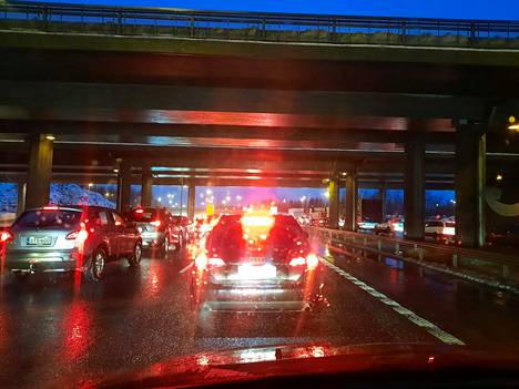 Kuva on otettu Helsingin moottoritielle johtavan sillan alta Nokialle päin. Liikenne seisoo paikallaan.