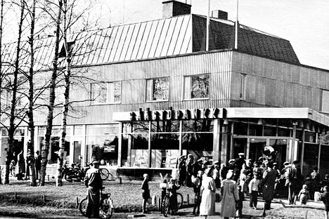 Joulukuussa 1953 valmistunut Harjavallan Säästöpankin toimitalo oli paikkakunnan oloissa todella suuri. Tämä kuva on 1950-luvun lopulta tai aivan 1960-luvun alusta.