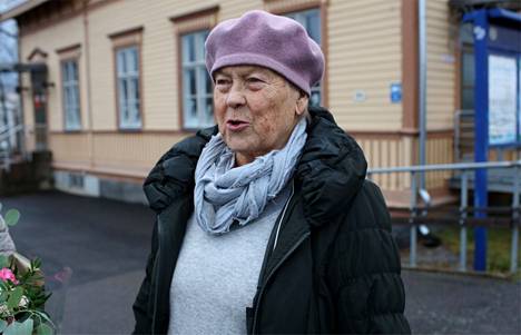 Raili Ilvesmäki vuonna 2018. Hänet kuvattiin, kun hän oli Vammalan rautatieasemalla vastaanottamassa tytärtään, triathlonin maailmanmestaria Kaisa Ilvesmäki-Jakobsenia kotiseudulle Sastamalaan. 