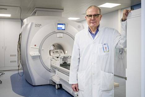 Juha Rinne kertoo, että aivojen rakennetta tutkitaan magneettikameralla ja toiminnallisia muutoksia PET-kameralla. Turun yliopistollinen keskussairaala sai viime vuonna ensimmäisenä Suomessa laitteen, jolla voidaan tehdä sekä PET- että magneettikuvausta samanaikaisesti.